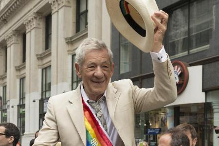 Stolz trägt Sir Ian McKellen (77), weltbekannt für seine Rolle als Gandalf, die Scherpe über der Brust. Schon immer setzte e...