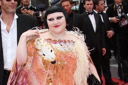 Dieser bunte Vogel ist Sängerin und Rockröhre Beth Ditto (35). Sie lebt schon immer offen lesbisch und heiratete ihre Partne...