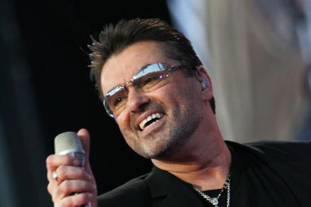 Sänger George Michael (53) wurde 1998 auf einer öffentlichen Toilette bei intimen Spielchen mit einem Mann erwischt. Peinlic...