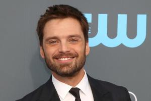 Sebastian Stan zeigt sich oberkörperfrei als Tommy Lee