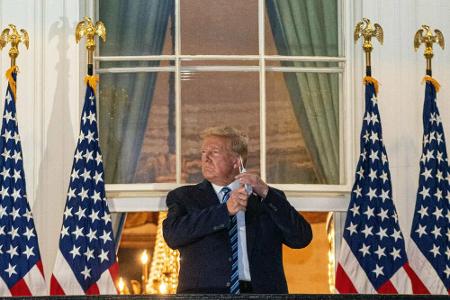 Zurück im Weißen Haus sorgte der US-Präsident für noch mehr Ärger. Auf dem Balkon nahm er vor Journalisten demonstrativ sein...