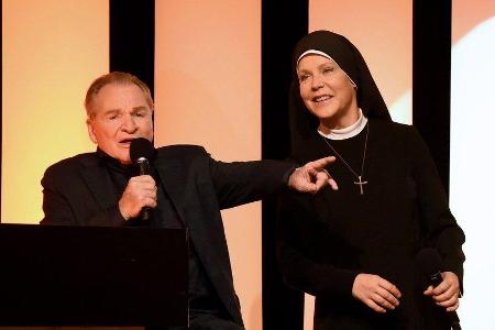 Wolfgang Wöller (Fritz Wepper) und Schwester Hanna Jacobi (Janina Hartwig) in 