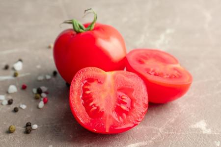 Wasser ist ein Muss bei Hitze. Und welches Gemüse besteht zu 90 Prozent aus Wasser? Tomaten - das Nachtschattengewächs liefe...