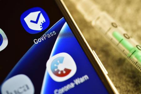 Covpass-App auf einem Smartphone-Display ___ Covpass app on ...