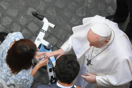 Ein Fahrrad für den Papst: Bernal besucht Franziskus Ein Fahrrad für den Papst: Bernal besucht Franziskus