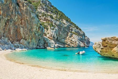 Auch auf der Insel Sardinien gibt es weiße Sandstrände samt einsamer Buchten, wie die Cala Mariolu. Das Wasser ist sehr flac...