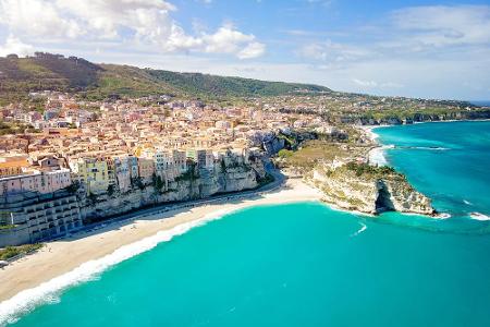 Im Süden Italiens liegt der Küstenort Tropea, der neben einer schönen Altstadt über einen sensationellen Strand verfügt. Das...