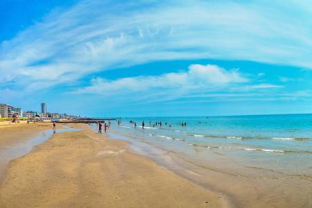 Wer es ein wenig belebter mag, sollte den Strand von Jesolo besuchen. Über 15 Kilometer ist dieser lang. Urlauber können sic...