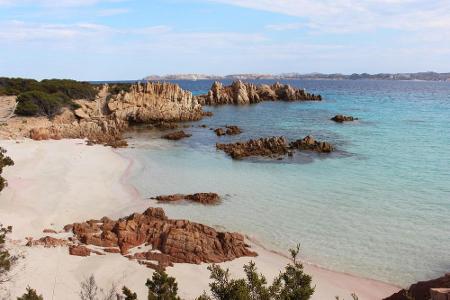 Ein ganz besonderer Anblick ist der Strand Spiaggia Rosa auf der kleinen Insel Budelli. Wie der Name schon sagt, gibt es hie...