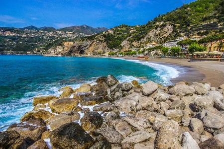 Maiori ist ein malerischer Ort an der Amalfiküste, der am Fuß eines Felsens liegt. An dem feinen Sandstrand können Urlauber ...