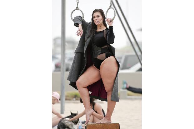 Nein, Model Ashley Graham sieht so nicht aus, als würde sie mal auf die Schnelle ins Meer hüpfen wollen oder etwa am Strand ...