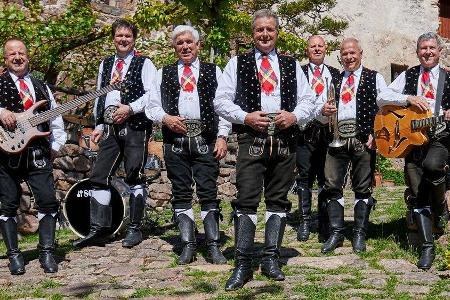 Die Kastelruther Spatzen mit Frontmann Norbert Rier (4.v.l.) veröffentlichen am 25. Juni ihr neues Album Die Kastelruther Spatzen mit Frontmann Norbert Rier (4.v.l.) veröffentlichen am 25. Juni ihr neues Album