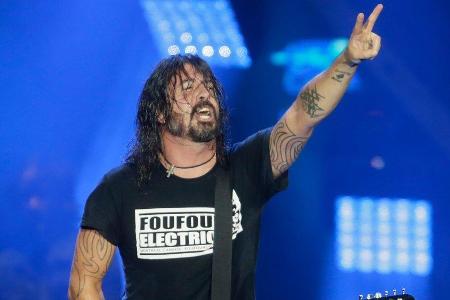 Sänger Dave Grohl freut sich mit den Foo Fighters über ein volles Haus.