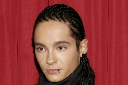 2009 folgte eine große Veränderung - und zwar bei Tom Kaulitz. Er hatte sich von den blonden Dreadlocks verabschiedet. Statt...