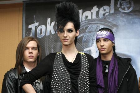 Bill Kaulitz rasierte sich derweil die Seiten kürzer und stand mit einem Irokesen auf dem roten Teppich. Auch in Sachen Make...