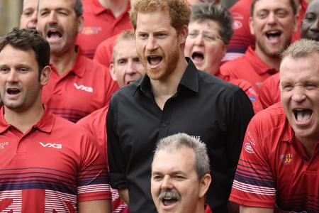 Prinz Harry (schwarzes Hemd) mit dem britischen Team für die Invictus Games im Jahr 2017 Prinz Harry (schwarzes Hemd) mit dem britischen Team für die Invictus Games im Jahr 2017