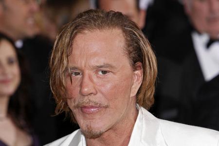 Mickey Rourke (64) verfiel ebenfalls dem Alkohol, wollte sich sogar umbringen. Um für seinen Hund sorgen zu können, riss er ...