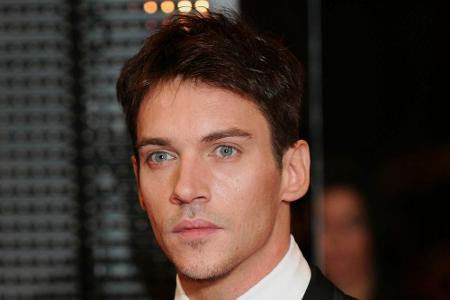 An der Seite von Mara Lane scheint Jonathan Rhys Meyers wieder Halt gefunden zu haben. Die beiden haben im Dezember sogar Na...