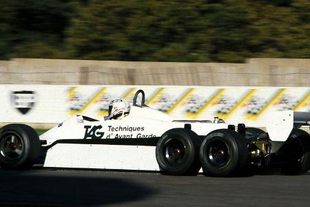 1982 experimentierte Williams auch mit dem berühmten Drei-Achser, der allerdings nie in einem Rennen zum Einsatz kam.