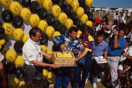 Eine Feier zum 200. Grand Prix Start von Patrese.