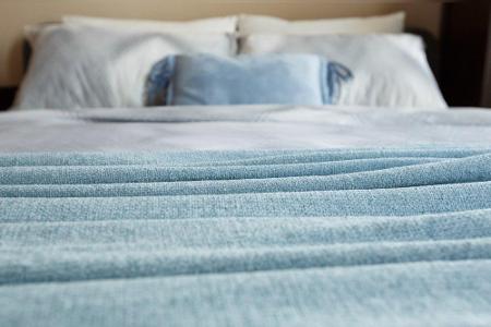 Die Bettdecke leicht zu befeuchten, kann helfen - bleibt das Fenster über Nacht geöffnet, sorgt dies für einen natürlichen K...