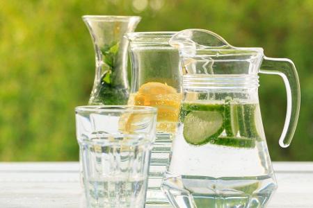 Bei Hitze sollten über den Tag verteilt mindestens zwei bis drei Liter Wasser getrunken werden. Mit Zusätzen wie Gurkenschei...