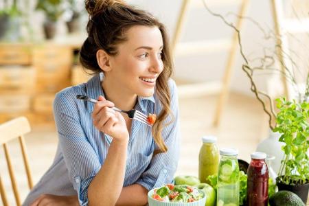 Beim Essen sollte man auf Lebensmittel mit hohem Wassergehalt setzen, zum Beispiel Wassermelone, Gurke, Beeren, Zucchini, Sa...