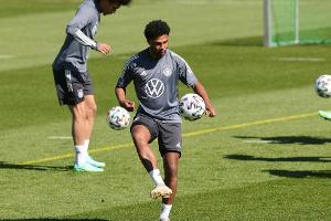 Gnabry zurück im Training - Musikeinlage stört Löws Ansprache