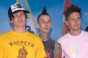 (v.l.n.r.) Tom DeLonge, Travis Barker und Mark Hoppus bei einer Veranstaltung 2004