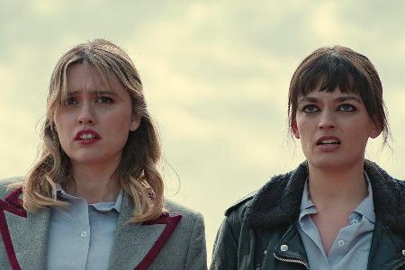 Aimee (Aimee Lou Wood) und Maeve (Emma Mackey) sind auch wieder mit von der Partie. Aimee (Aimee Lou Wood) und Maeve (Emma Mackey) sind auch wieder mit von der Partie.