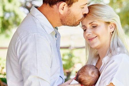 Gerald und Anna Heiser mit ihrem Sohn Leon, 2021.
