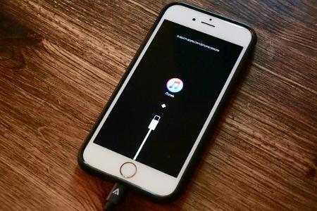 Im Wartungsmodus werden die Symbole für iTunes und Lightning-Kabel angezeigt.