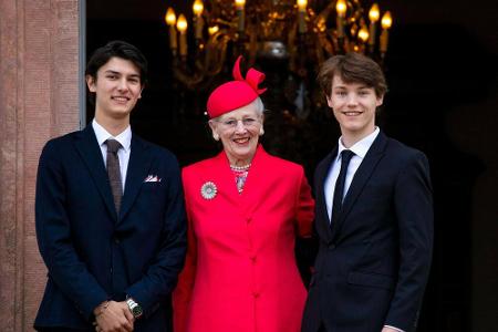 Prinz Nikolai zu Dänemark (l., *1999) ist der erste Sohn von Frederiks Bruder Joachim und dessen erster Frau Alexandra. Er b...