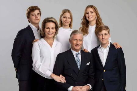 Ihre jüngeren Geschwister, Prinz Gabriel (*2003), Prinz Emmanuel (*2005) und Prinzessin Eléonore (*2008) folgen ihr. Alle vi...