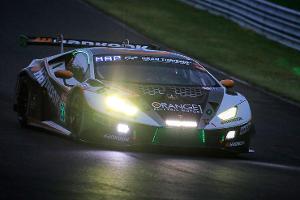 Lamborghini fliegt durch die Nacht