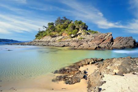 Das kleine Örtchen Seal Rocks in New South Wales an der Ostküste Australiens hat keine 200 Einwohner. Dafür kann man direkt ...