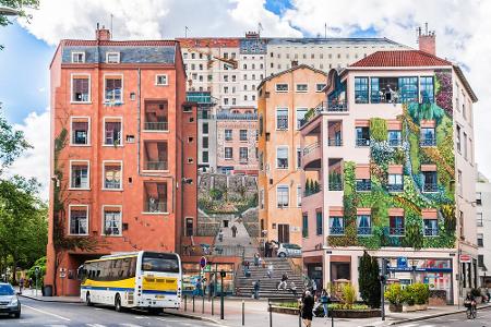 Im französischen Lyon können Urlauber ihr Wohnmobil für eine Nacht mitten in der Stadt parken, im Künstlerviertel La Croix-R...