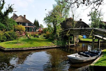 Sehr idyllisch ist das kleine Städtchen Giethoorn in den Niederlanden. Umgeben von Seen und Wäldern gibt es über 170 Holzbrü...