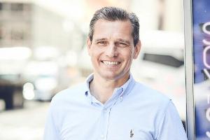 DOG ehrt Michael Mronz: Plakette für besondere Leistungen