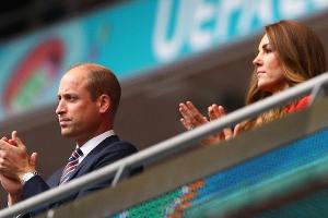 EM: Prinz William, Herzogin Kate und Prinz George feuern England an