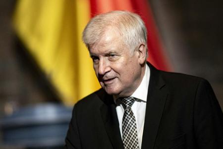 Innenminister Seehofer hält EM-Zuschauerpläne für Innenminister Seehofer hält EM-Zuschauerpläne für