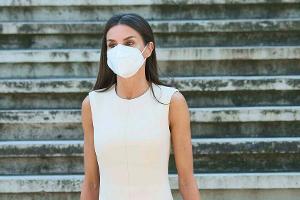 Ausstellungseröffnung: Königin Letizia besticht mit schlichter Eleganz