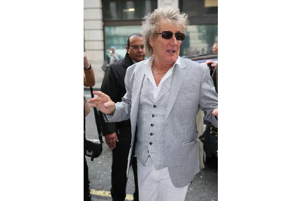 Es ist zwar schon eine Weile her, aber auch Rod Stewart blickte einst in die Mündung einer Waffe. Der Sänger wurde 1982 auf ...