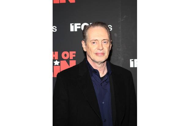 Steve Buscemi kam gerade nochmal mit dem Leben davon, nachdem er 2001 bei einer Messerstecherei in einer Bar am Hals, Arm un...