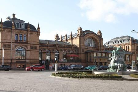 Das historische Bahnhofsgebäude von Schwerin wurde zwischen 1889 und 1890 errichtet. Charakteristisch sind die hellen Ziegel...