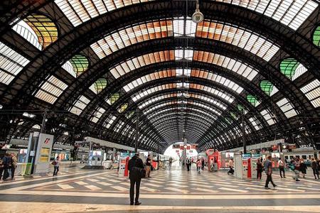 Der Hauptbahnhof von Mailand, Milano Centrale, ist stilistisch die Kopie römischer Monumentalarchitektur. Antike Büsten und ...
