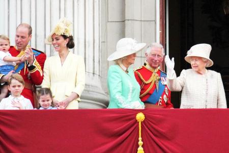 Die Queen (r.) mit weiteren Mitgliedern der königlichen Familie bei der 