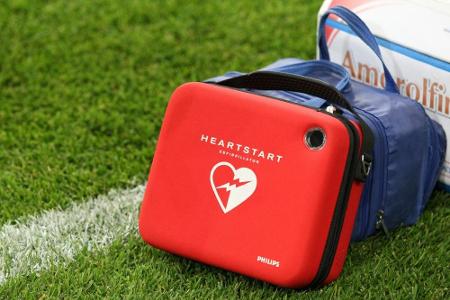 Premier League spendiert Fußballvereinen 2000 Defibrillatoren
