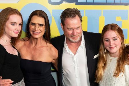 Schauspielerin Brooke Shields und Ehemann Chris Henchy und ihre Töchter Rowan (r.) und Grier auf dem roten Teppich.