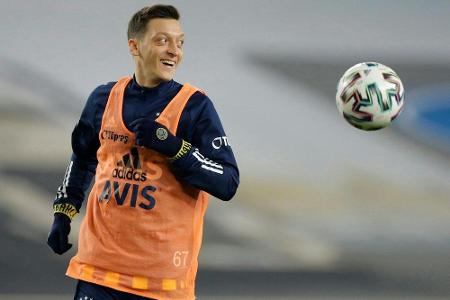 Özil und Sintschenko helfen Kindern in der Ukraine Özil und Sintschenko helfen Kindern in der Ukraine